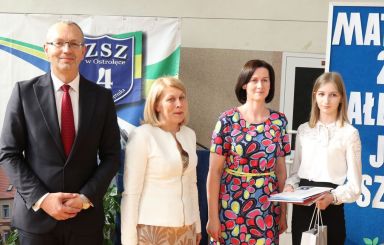 Maturzyści ZSZ nr 4 z wyróżnieniami