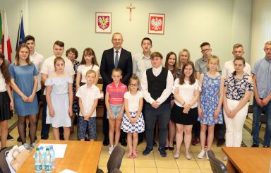 Nagrodzeni za zbiórkę makulatury i baterii