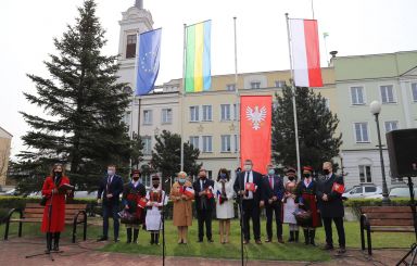 Flaga Mazowsza przed ostrołęckim ratuszem