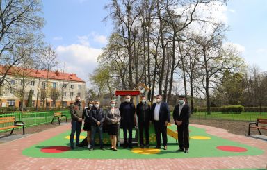 Plac zabaw na skwerze dra Szczypka wykonany