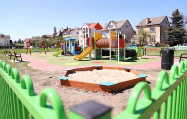 Nowoczesny plac zabaw na osiedlu Stacja