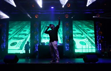 Koncert hip-hopowy na plaży miejskiej w Ostrołęce