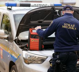 W przypadku problemów z akumulatorem pomogą strażnicy miejscy