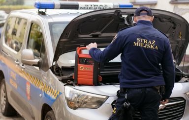 Auto nie uruchamia się po mroźnej nocy? Pomogą Strażnicy Miejscy