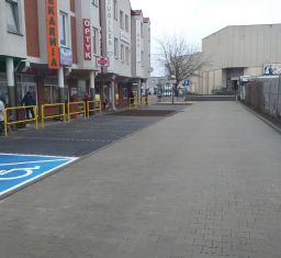 Kiedyś były piaski, teraz jest droga, parking i schody