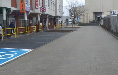 Kiedyś były piaski, teraz jest droga, parking i schody