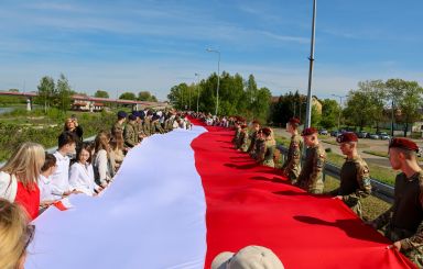 Spacerowa scena patriotyzmu – biało-czerwona flaga połączyła Ostrołękę